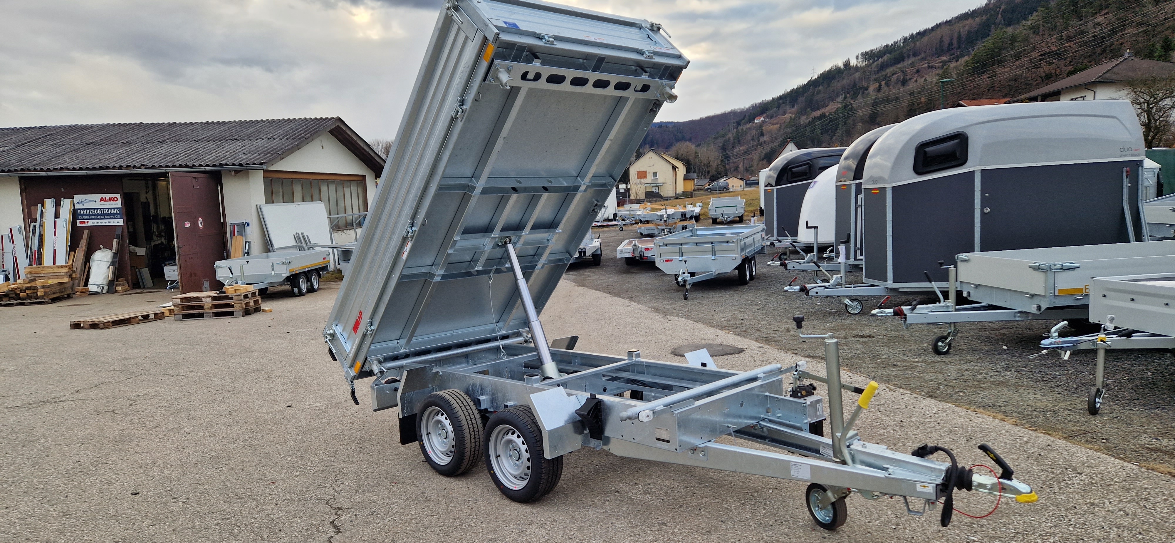 PKW-Anhänger, Dreiseitenkipper, Humbaur HTK 2700.27 mit Stahlbordwänden und Handpumpe oder wahlweise E-Kombipumpe, 2700 kg GG